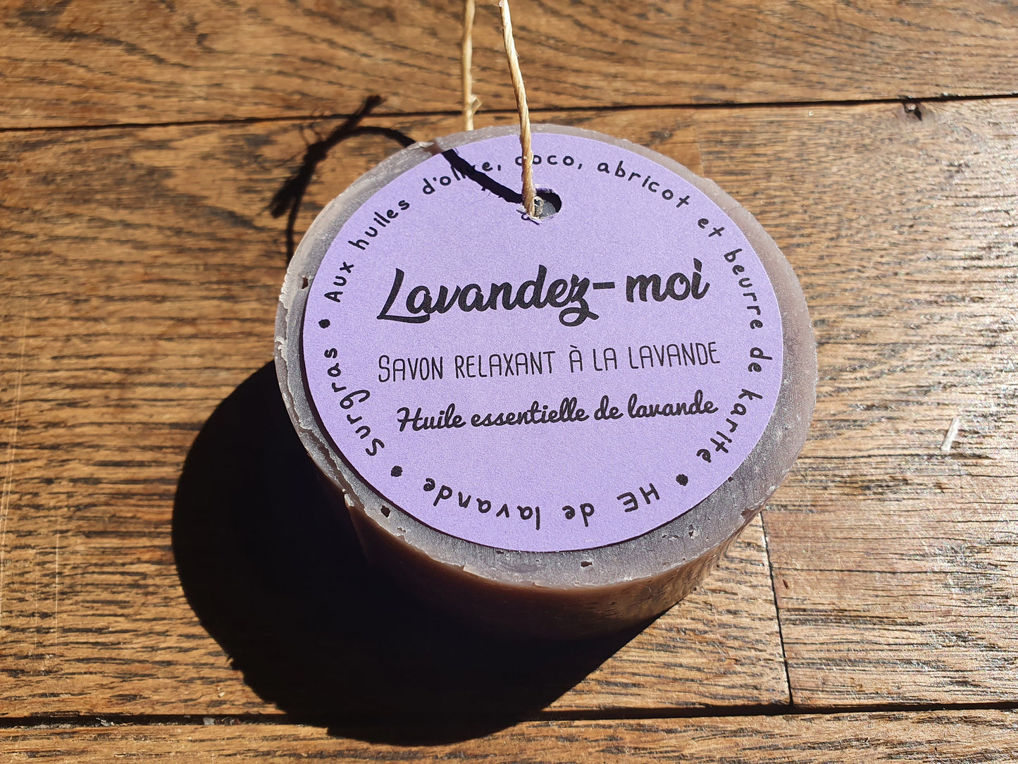 Le "Lavandez-moi", savon surgras artisanal saponifié à froid relaxant et décontractant à l'huile essentielle de lavande et aux huiles végétales