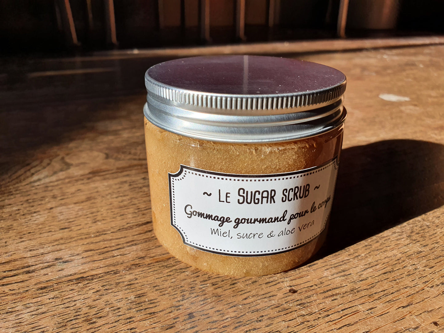 Le "Sugar Scrub" gommage pour le corps sucre, au miel et au gel d'aloe vera pour une peau nourrie, exfoliée et éclatante
