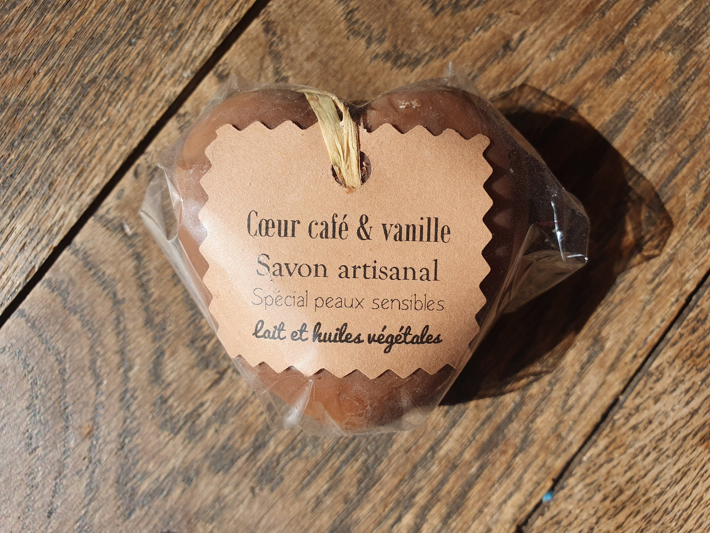 Le "Cœur café-vanille", savon artisanal surgras saponifié à froid au café et parfumé à la vanille légèrement exfolient
