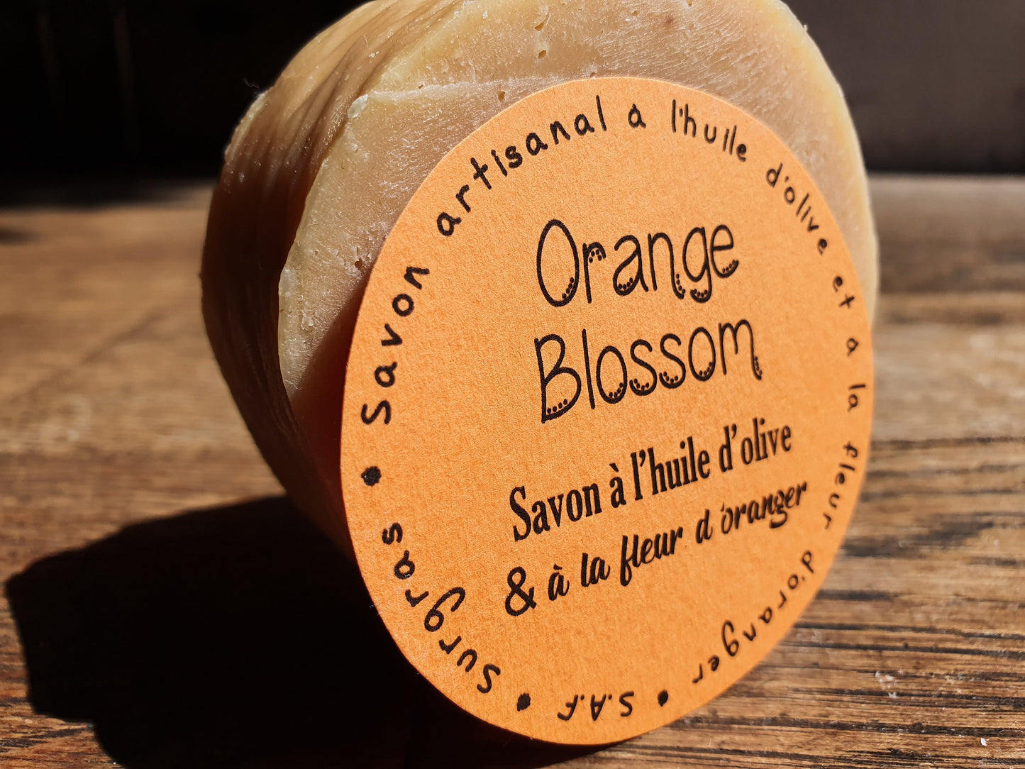 Le "Orange blossom", savon artisanal surgras saponifié à froid à l'huile d'olive et à la fleur d'oranger au parfum divin