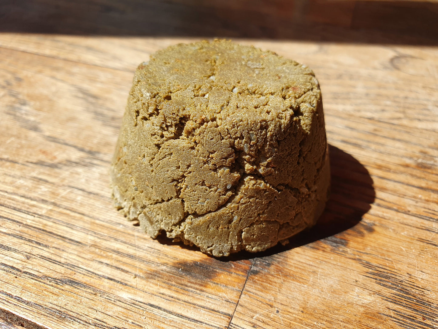 Le "Shoo Shoo cheveux colorés", shampoing solide artisanal à l'huile d'olive, coco, amande douce et poudres ayurvédiques