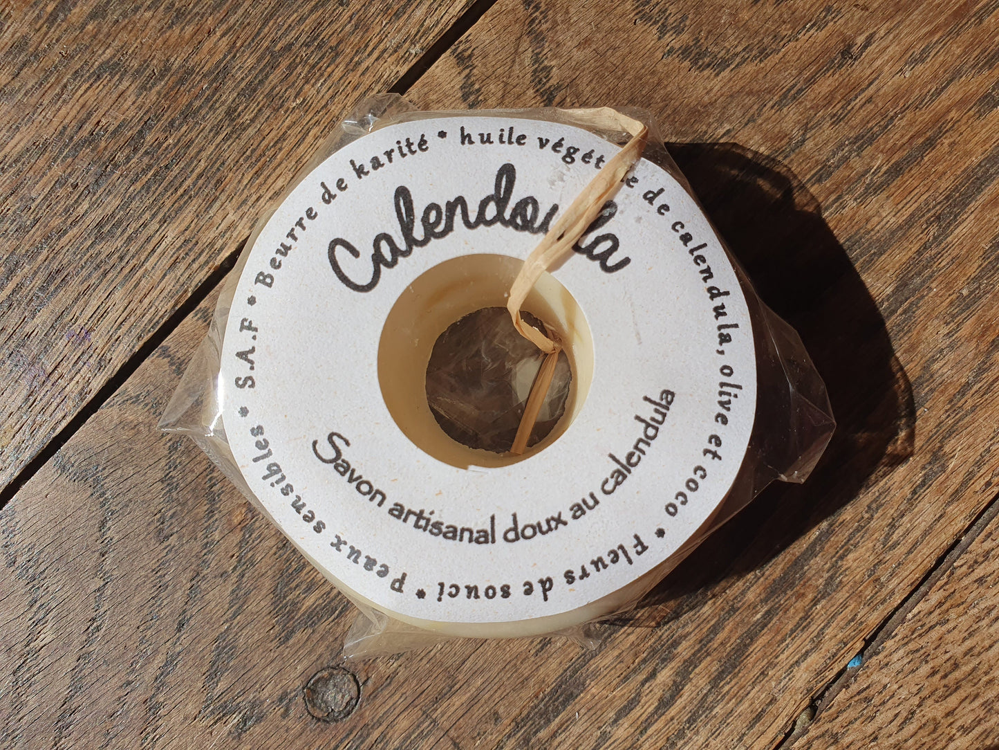 Le "Calendoula", savon artisanal surgras saponifié à froid au macérât de calendula, au beurre de karité et aux fleurs de souci pour les peaux sèches et sensibles