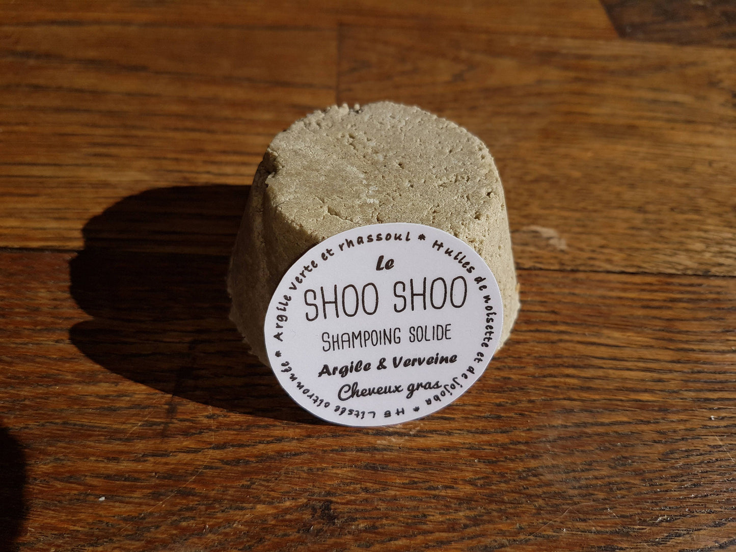 Le "Shoo Shoo cheveux gras", shampoing solide artisanal purifiant aux argiles, huile de noisette, jojoba et huile essentielle de litsée citronnée