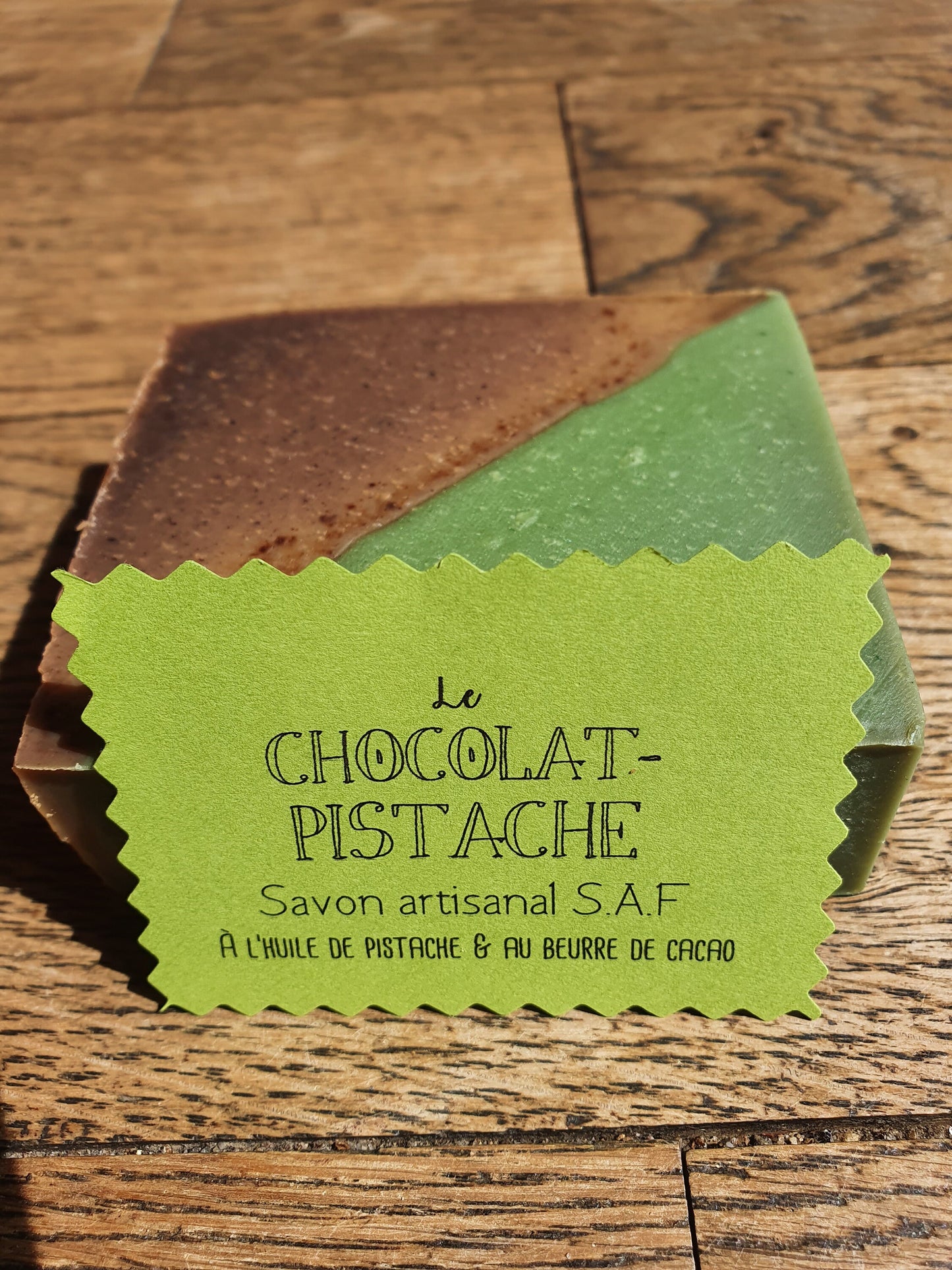 Le "Chocolat-pistache", savon artisanal surgras saponifié à froid divin à l'huile de pistache et au beurre de cacao pour les peaux gourmandes