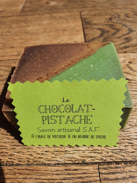 Le "Chocolat-pistache", savon artisanal surgras saponifié à froid divin à l'huile de pistache et au beurre de cacao pour les peaux gourmandes