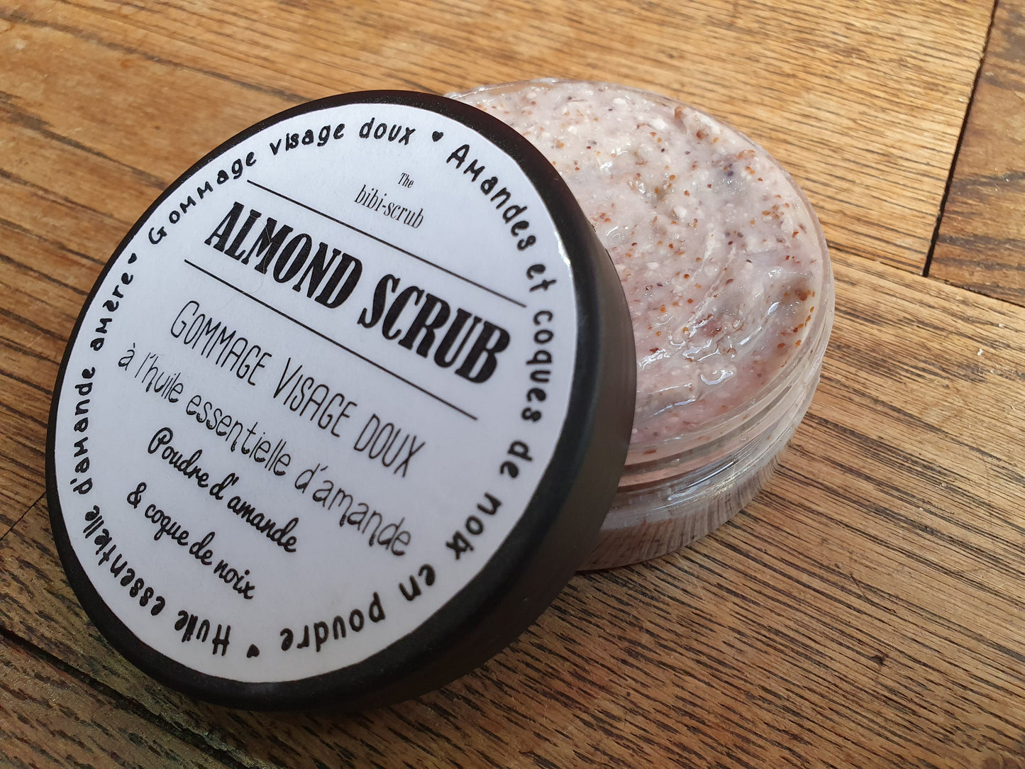 Le "Almond scrub", gel scrub gommant gommage visage adoucissant et nourrissant à l'amande pour les peaux gourmandes et déshydratées