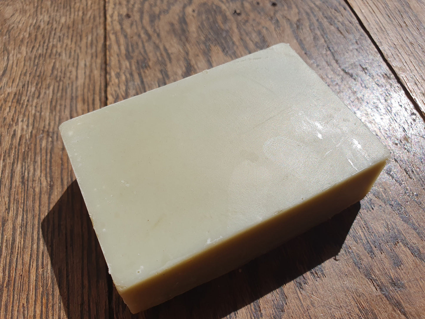 Le "Verveine Underground", savon artisanal surgras saponifié à froid purifiant pour les peaux grasses à l'argile verte, verveine, huile de coco et beurre de karité