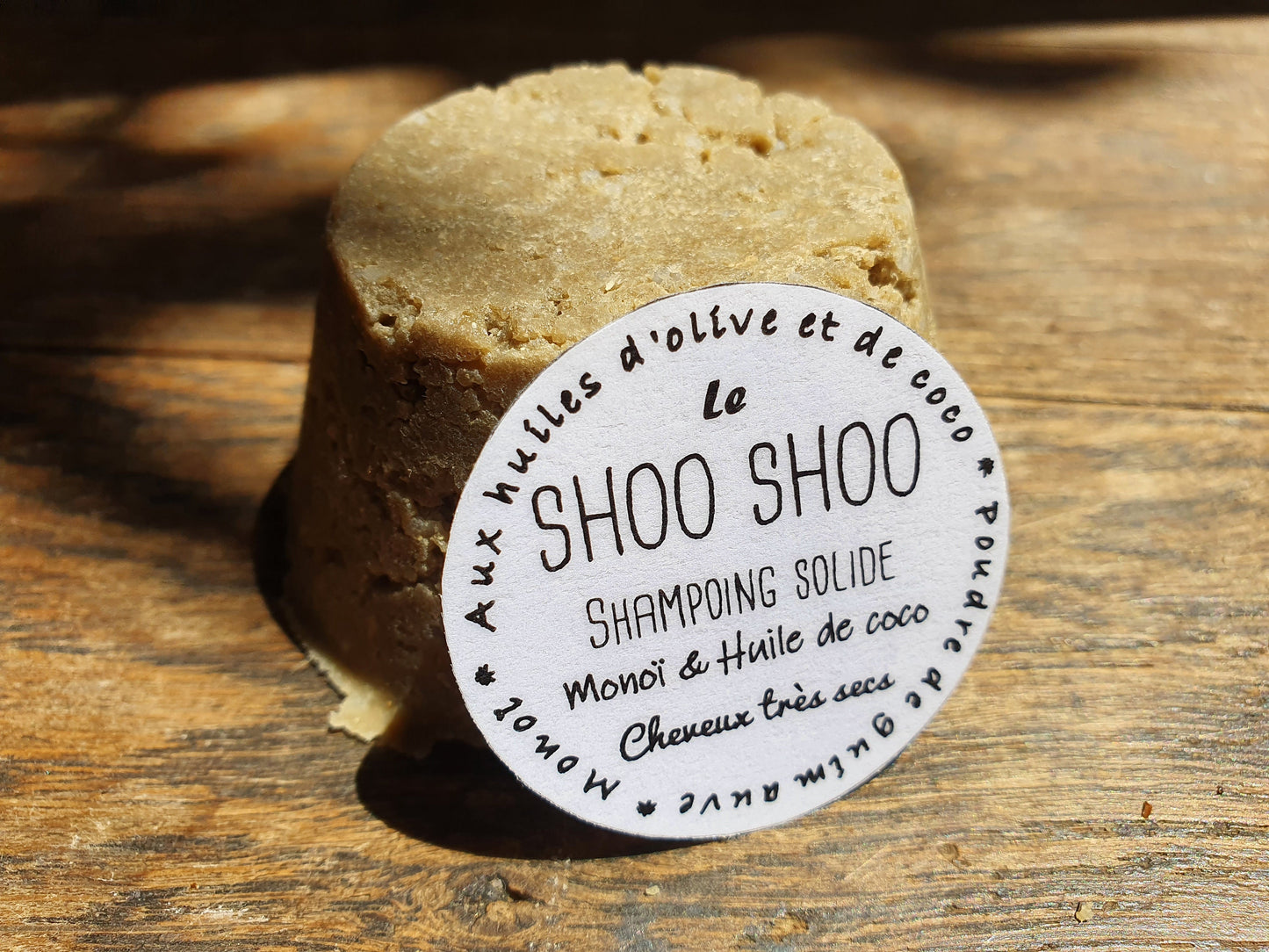 Le "Shoo Shoo, monoï et coco", shampoing solide artisanal pour les cheveux très secs à l'huile de coco, huile d'olive, poudre de guimauve et parfumé au monoï