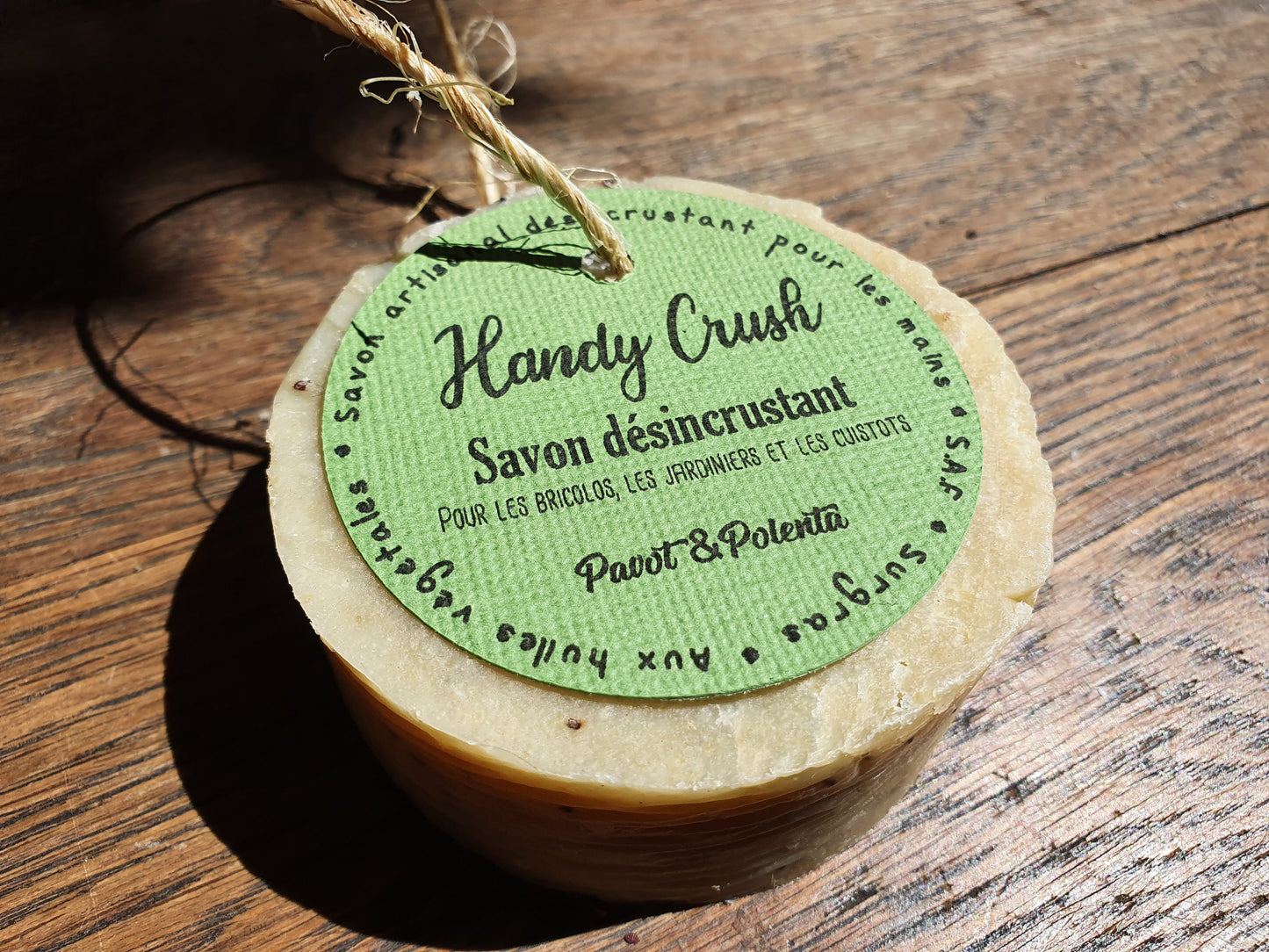 Le "Handy Crush", savon artisanal surgras saponifié à froid désincrustant à la polenta, graines de pavot et huiles végétales pour les mains cuisinières ou bricoleuses