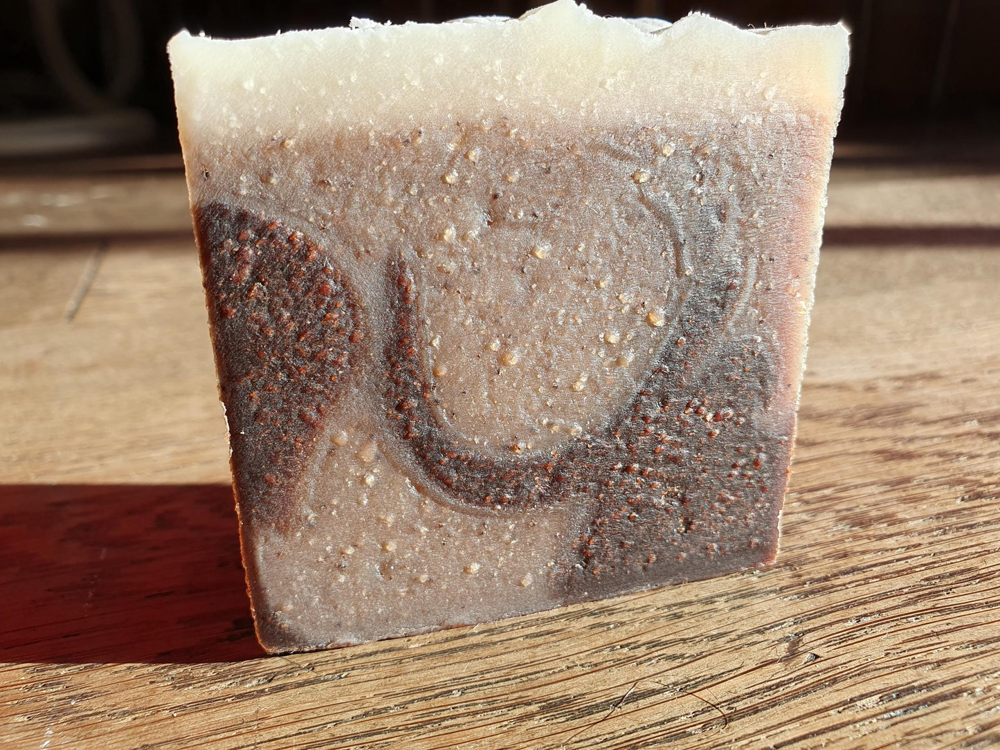 Le "Soappuccino", savon artisanal surgras saponifié à froid marbré au chocolat, café, huiles végétales et beurre de cacao