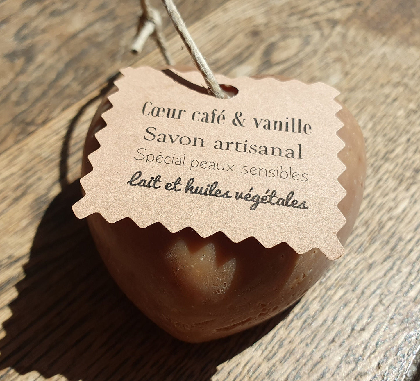 Le "Cœur café-vanille", savon artisanal surgras saponifié à froid au café et parfumé à la vanille légèrement exfolient