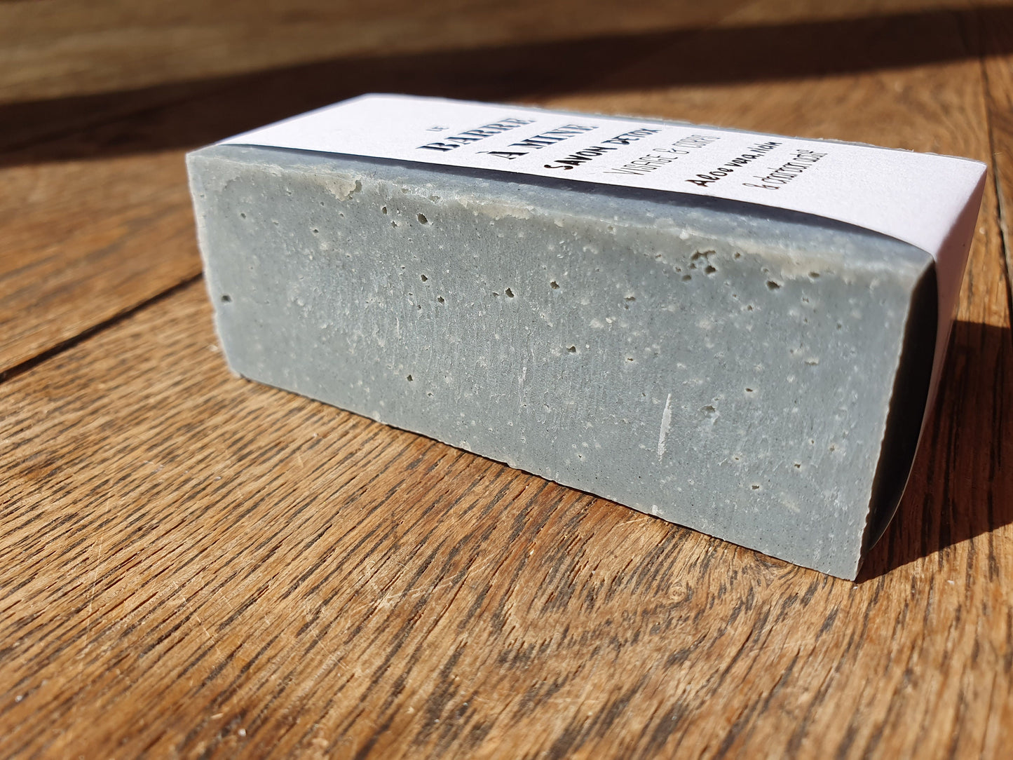 La "Barre à mine", savon artisanal surgras saponifié à froid detox au charbon et à l'aloe vera purifiant visage et corps, à l'huile de ricin et beurre de karité