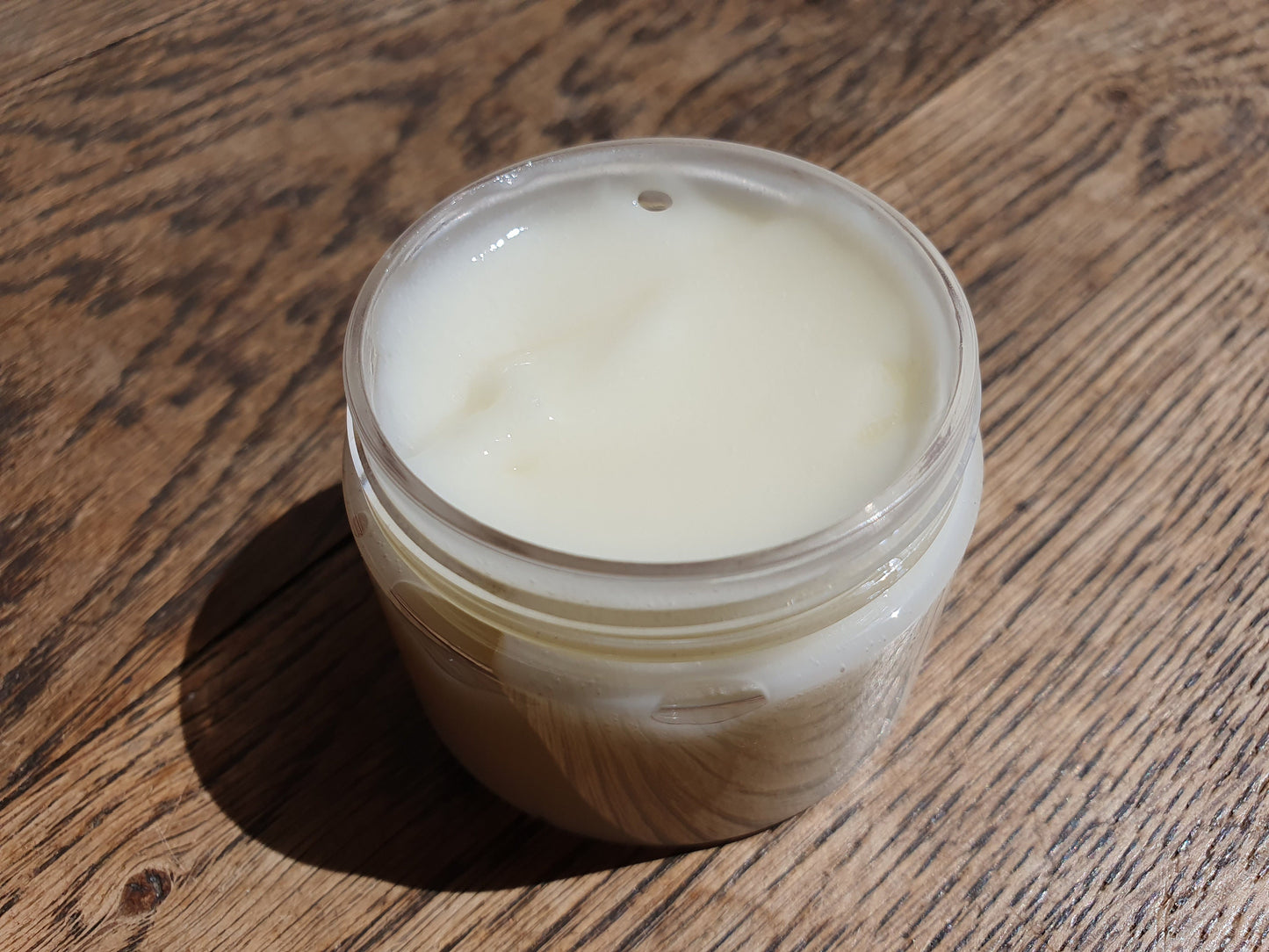 La "Peau parfaite", crème de jour légère zéro bouton anti acné à l'huile essentielle de tea tree, huiles de noisette et nigelle