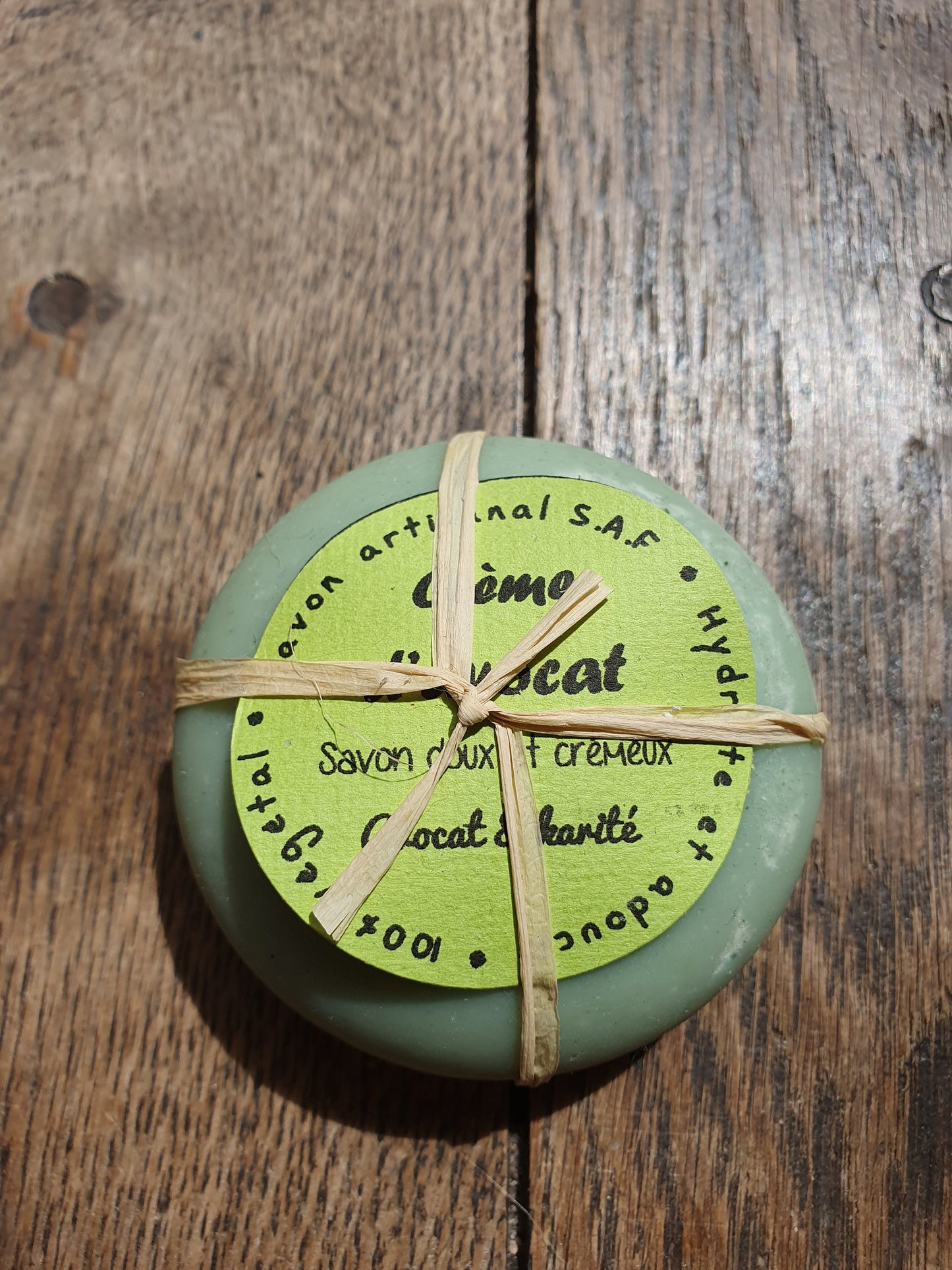 La "Crème d'avocat", savon artisanal surgras saponifié à froid à l'avocat frais et aux huiles végétales d'avocat, olive, coco et beurre de karité
