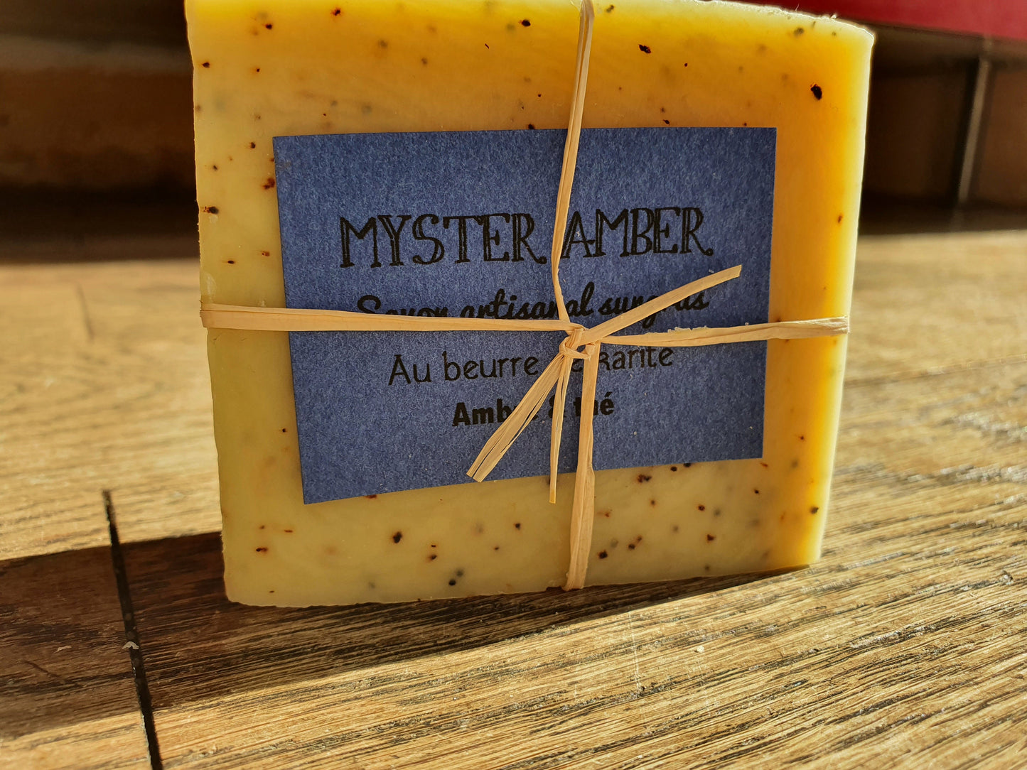 Le "Myster Amber", savon artisanal surgras saponifié à froid à l'ambre, au thé et au beurre de karité pour ces messieurs (et dames aussi d'ailleurs)