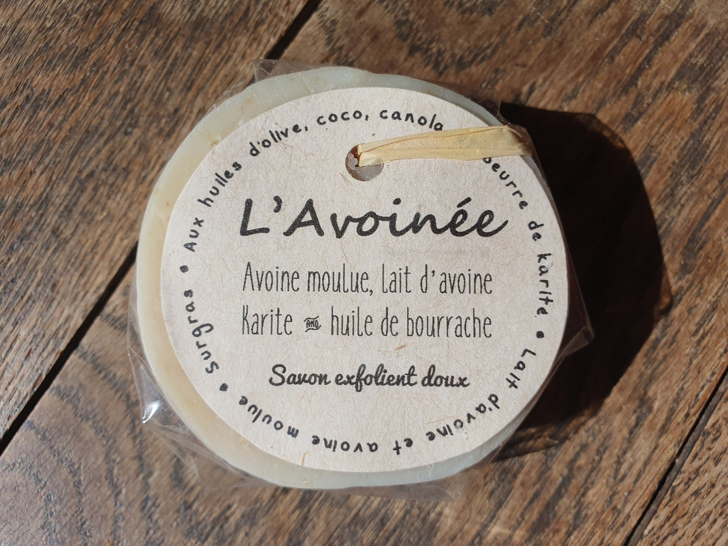 L"Avoinée", savon artisanal surgras saponifié à froid exfolient doux à l'avoine moulue, huile de bourrache et beurre de karité pour peaux sensibles