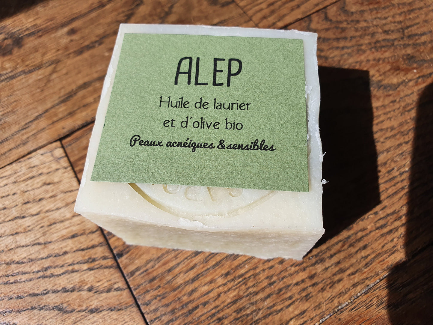 L'"Alep de Buzet", savon artisanal surgras saponifié à froid à l'huile de laurier et d'olive spécial peaux sensibles