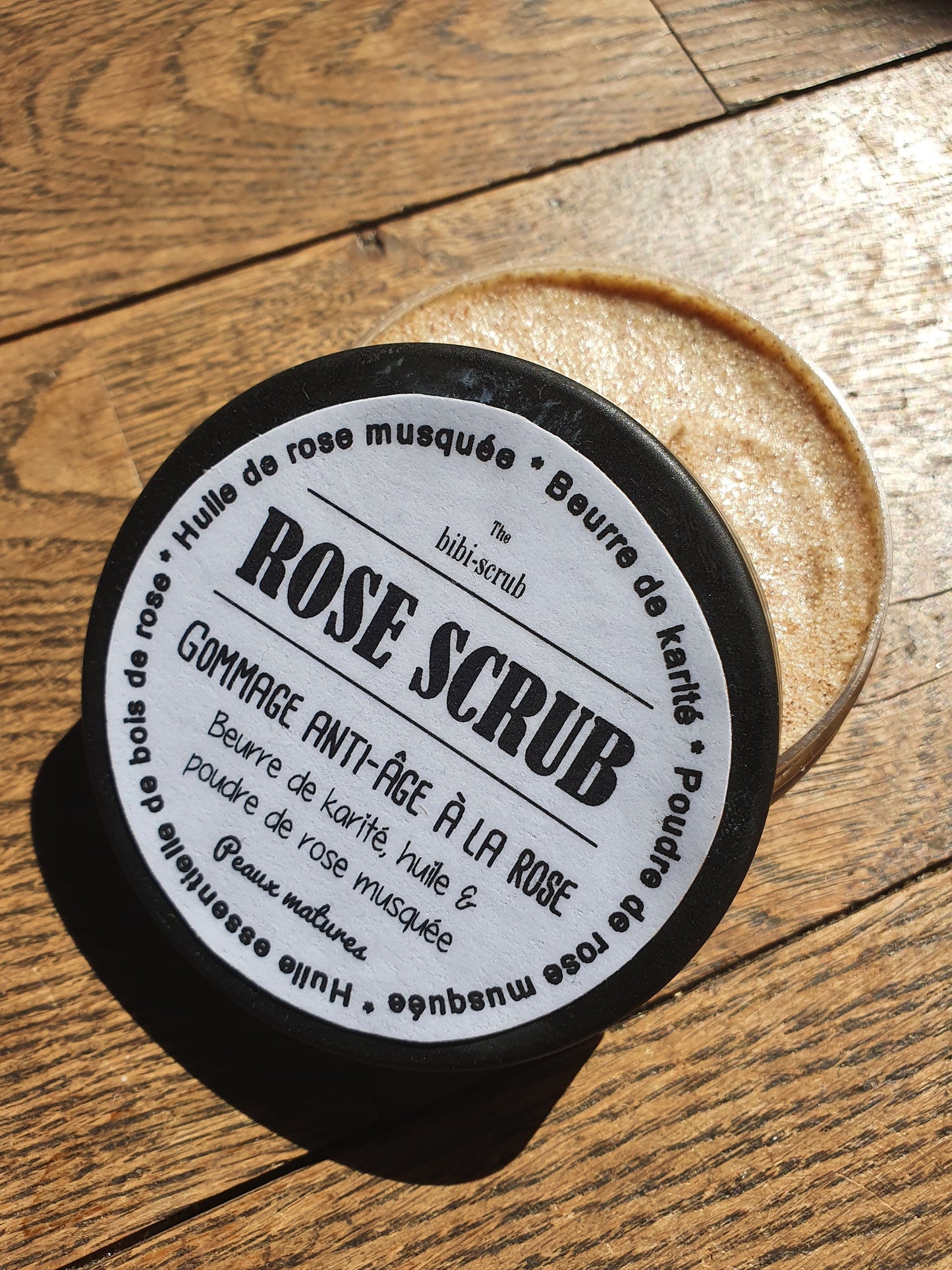 Le "Rose scrub", crème gommante gommage précieux anti-âge à la rose musquée, au beurre de karité et au bois de rose pour les peaux matures