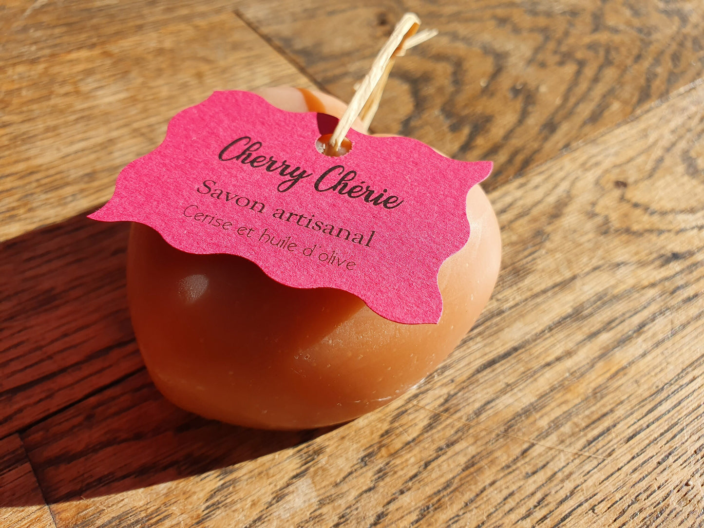 Le "Cherry chérie", savon artisanal surgras saponifié à froid aux huiles végétales de coco, olive, beurre de karité et parfumé à la cerise