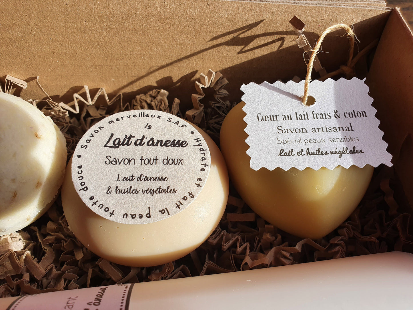 La "Milky-box", coffret ou boîte cadeau de soins complets au lait pour les peaux en manque de douceur et d'hydratation