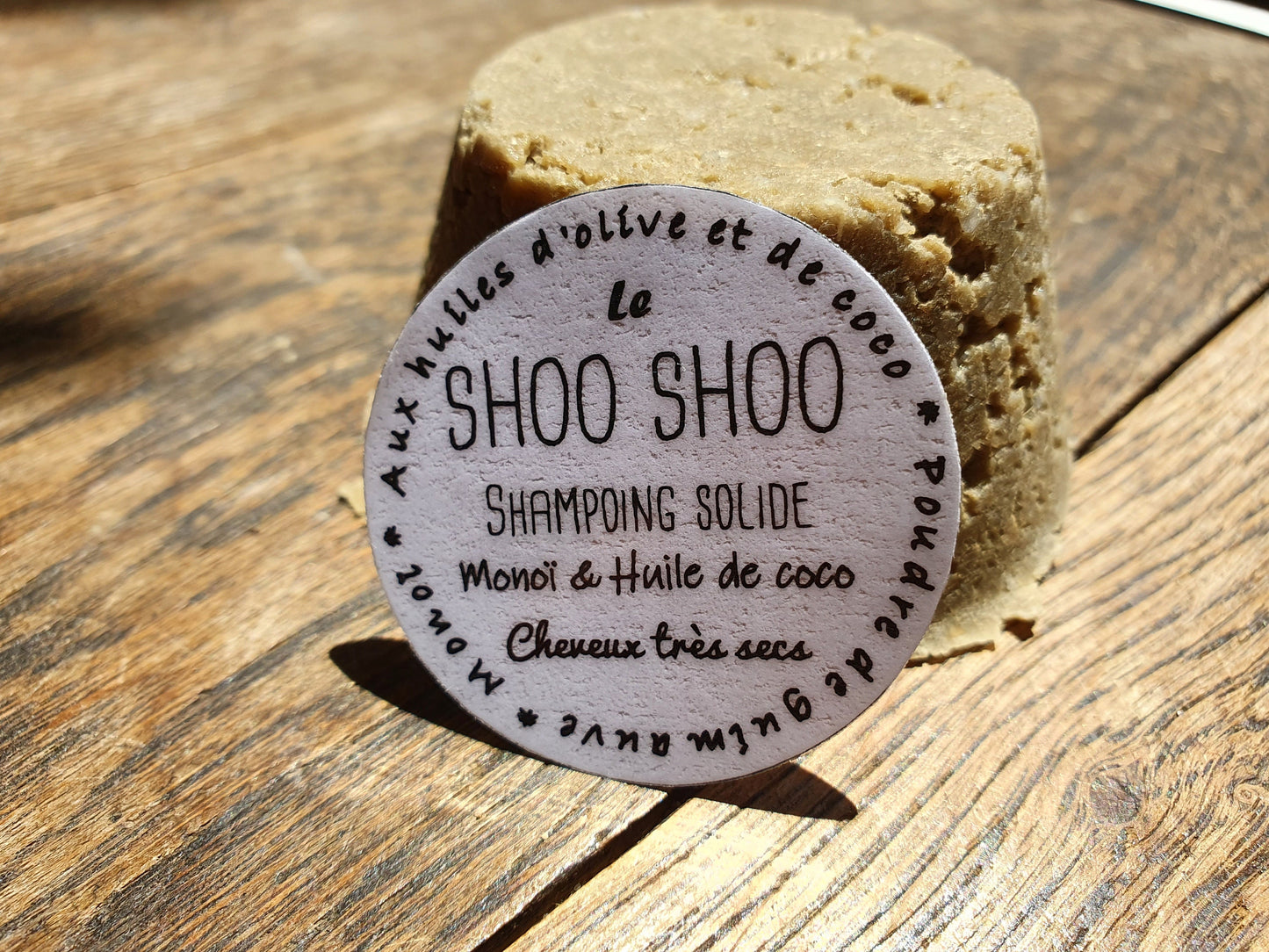 Le "Shoo Shoo, monoï et coco", shampoing solide artisanal pour les cheveux très secs à l'huile de coco, huile d'olive, poudre de guimauve et parfumé au monoï