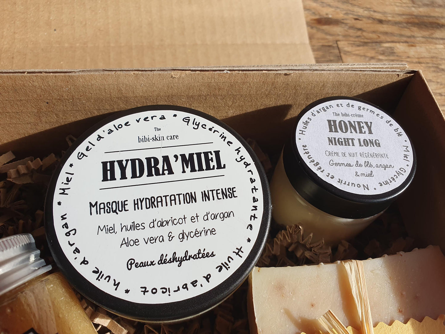 La "Bee-box", coffret ou boîte cadeau de soins complets au miel pour une peau délicieusement nourrie et hydratée