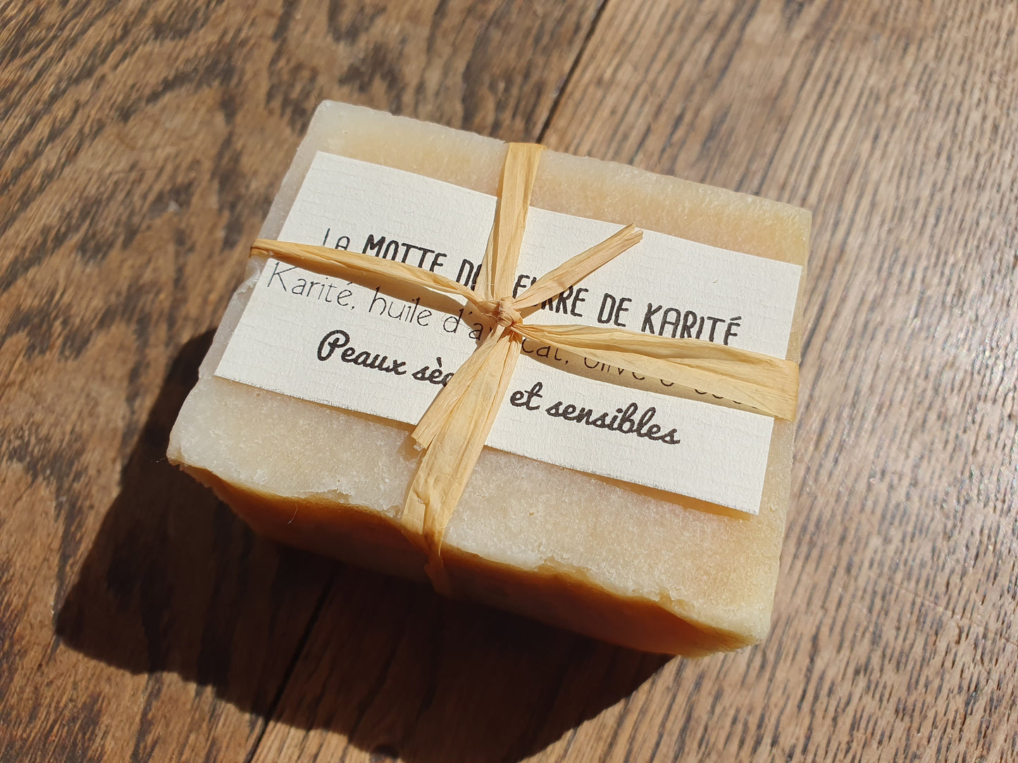 La "Motte de beurre de karité", savon artisanal surgras saponifié à froid au karité et huiles végétales d'olive, avocat et coco pour les peaux sèches et sensibles