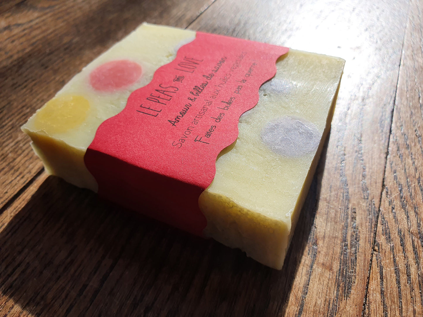 Le "Peas and love", savon artisanal surgras saponifié à froid et unique aux huiles végétales de coco, olive, tournesol avec des inclusions de savon