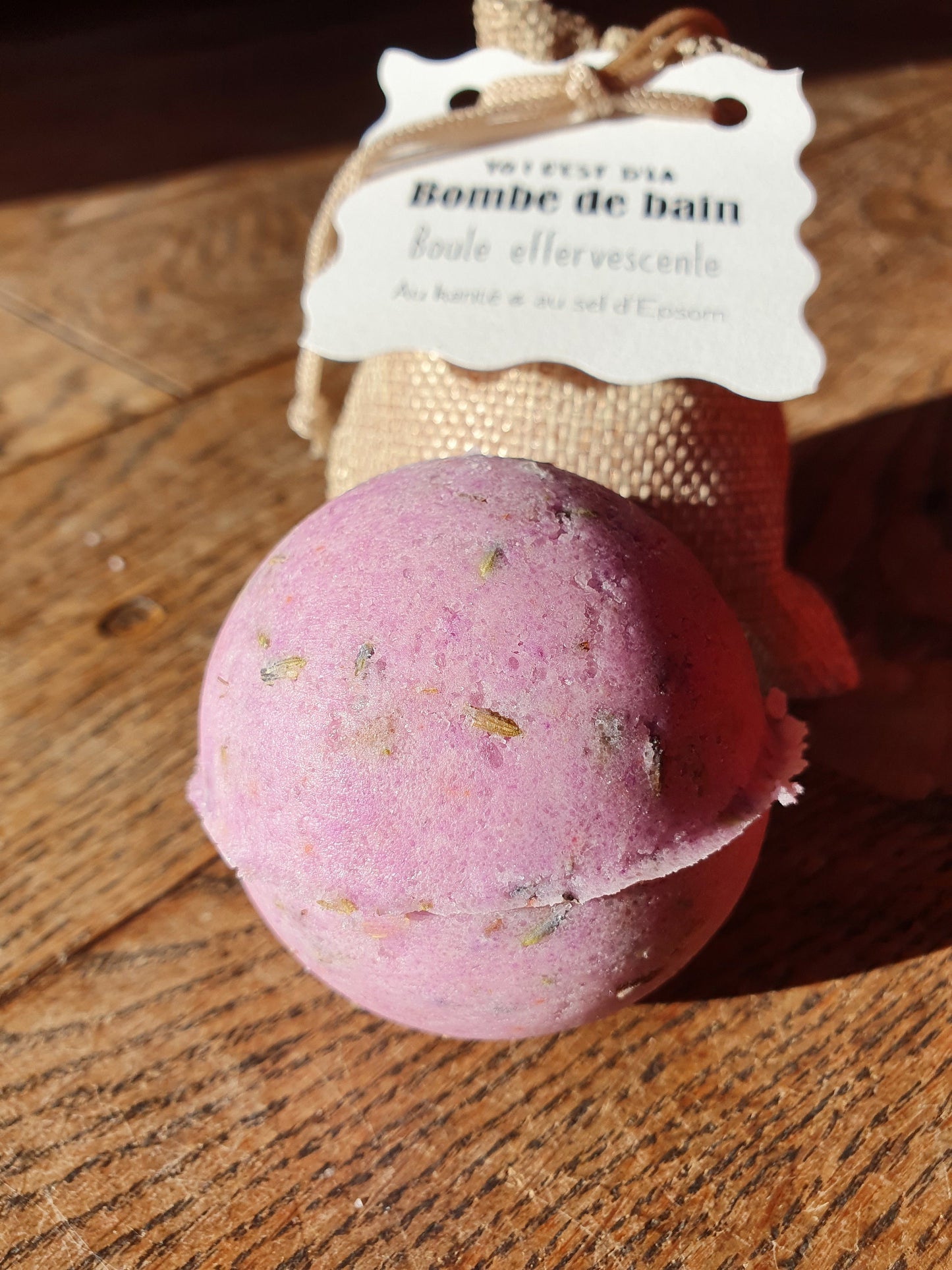 La boule de bain effervescente "Yo ! C'est d'la bombe de bain !" au beurre de karité et au sel d'Epsom relaxant, parfumée au choix