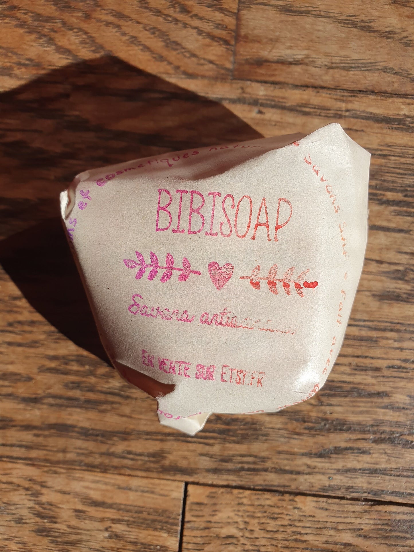 Le "Cherry chérie", savon artisanal surgras saponifié à froid aux huiles végétales de coco, olive, beurre de karité et parfumé à la cerise