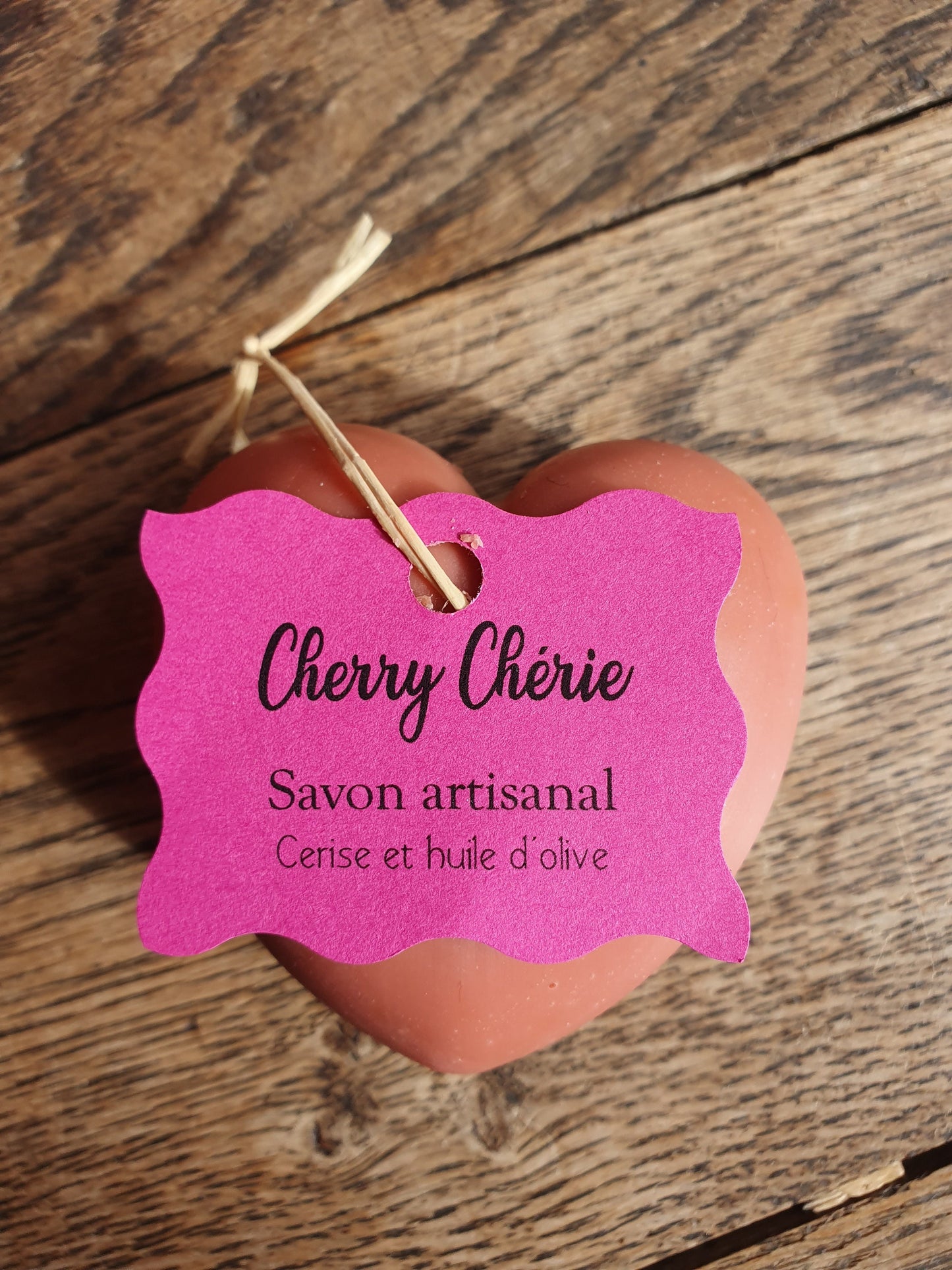 Le "Cherry chérie", savon artisanal surgras saponifié à froid aux huiles végétales de coco, olive, beurre de karité et parfumé à la cerise