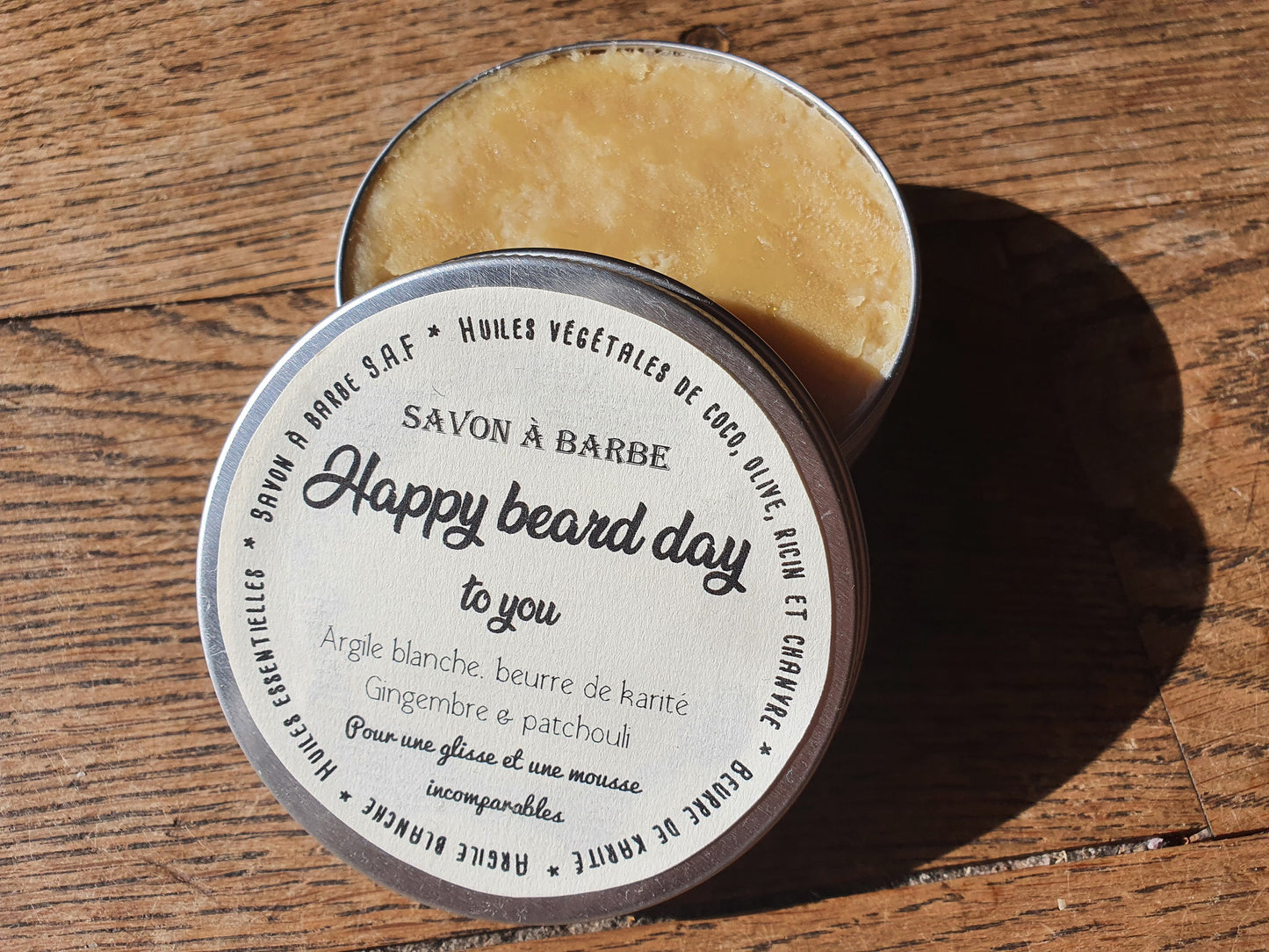 Le "Happy beard day", savon à barbe artisanal surgras saponifié à froid, à l'argile blanche et au karité pour le rasage de ces messieurs