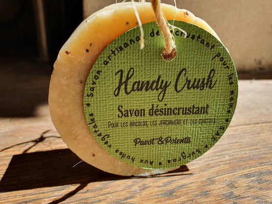 Le "Handy Crush", savon artisanal surgras saponifié à froid désincrustant à la polenta, graines de pavot et huiles végétales pour les mains cuisinières ou bricoleuses