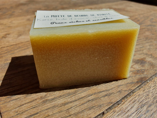 La "Motte de beurre de karité", savon  artisanal surgras saponifié à froid au karité et huiles végétales d'olive, avocat et coco pour les peaux sèches et sensibles