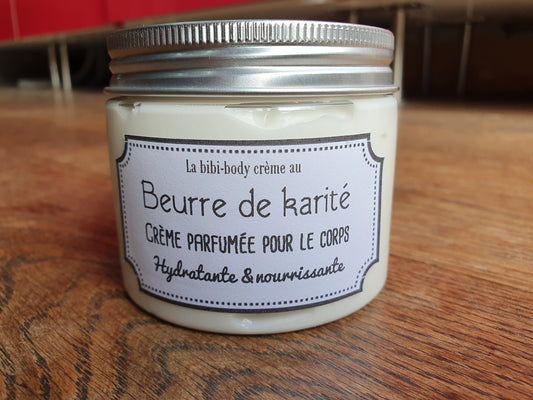 La "Body-crème au beurre de karité", crème nourrissante et hydratante parfumée pour le corps au beurre de karité et huile d'abricot