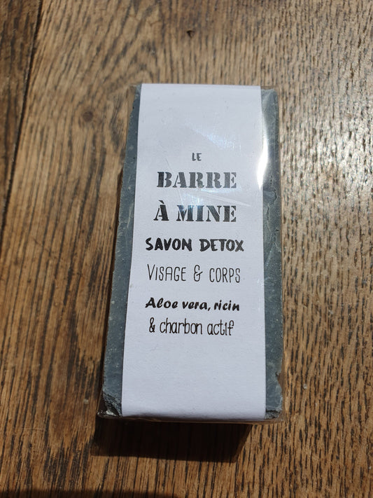 La "Barre à mine", savon artisanal surgras saponifié à froid detox au charbon et à l'aloe vera purifiant visage et corps, à l'huile de ricin et beurre de karité