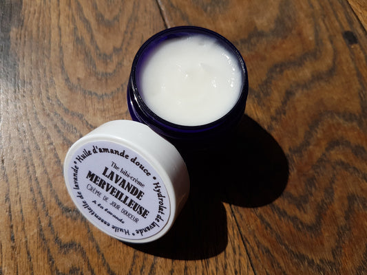 La "Lavande merveilleuse", crème de jour hydratation et douceur à la lavande et à l'huile d'amande douce spécial peaux sensibles