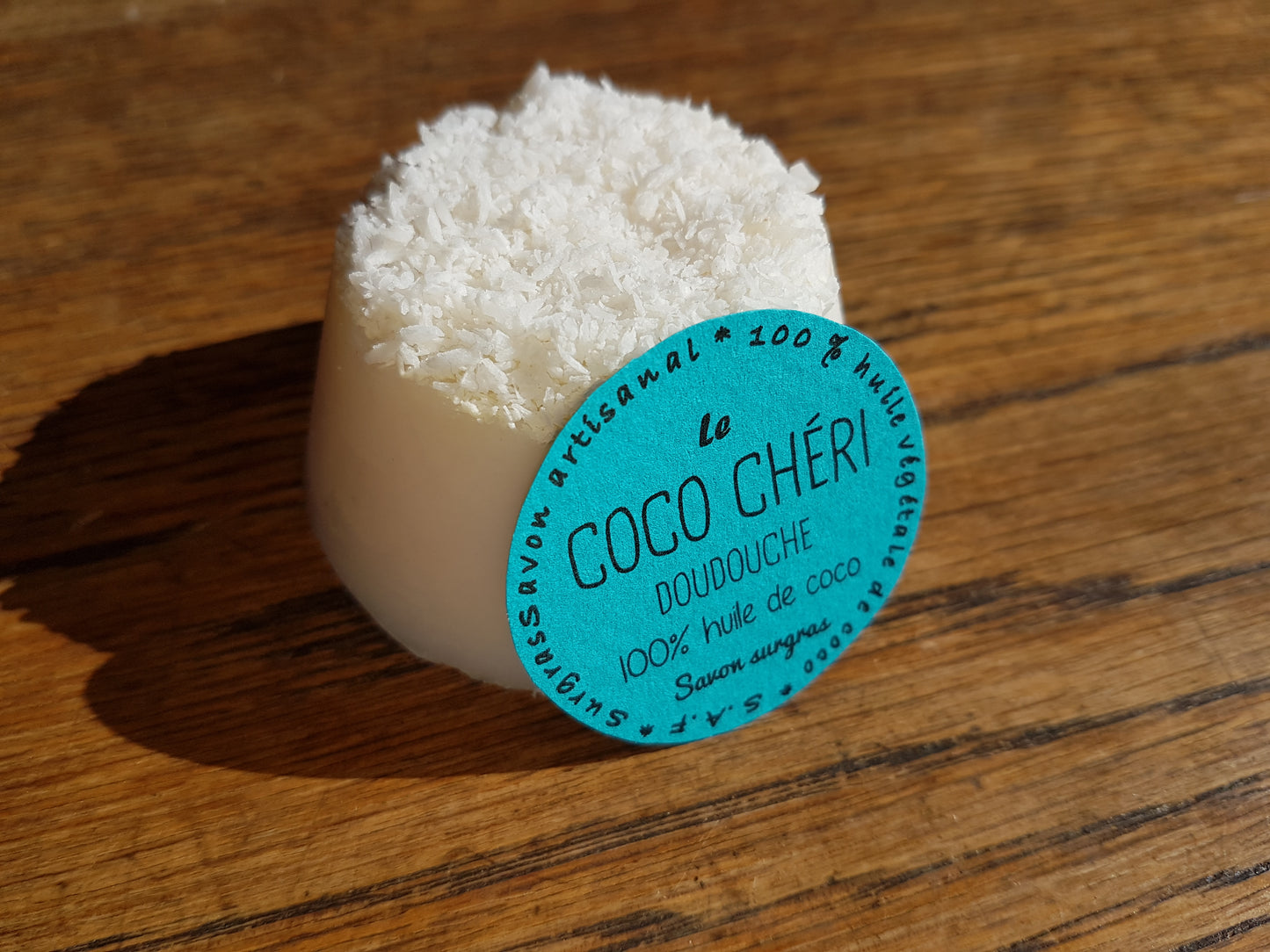 Le "Coco Chéri Doudouche", savon artisanal saponifié à froid très surgras 100% huile de coco et fragrance coco