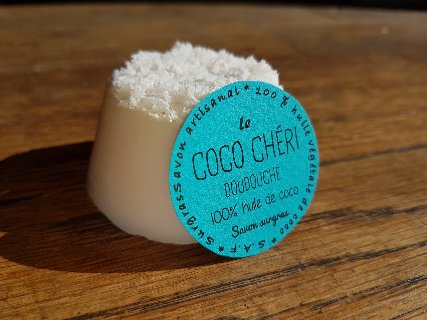 Le "Coco Chéri Doudouche", savon artisanal saponifié à froid très surgras 100% huile de coco et fragrance coco