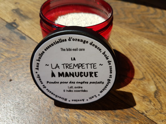 La "Trempette à manucure", poudre préparatoire à la manucure hydratante et nourrissante pour les mains et les ongles au lait, avoine moulue, huiles essentielles d'orange douce, bois de rose et géranium
