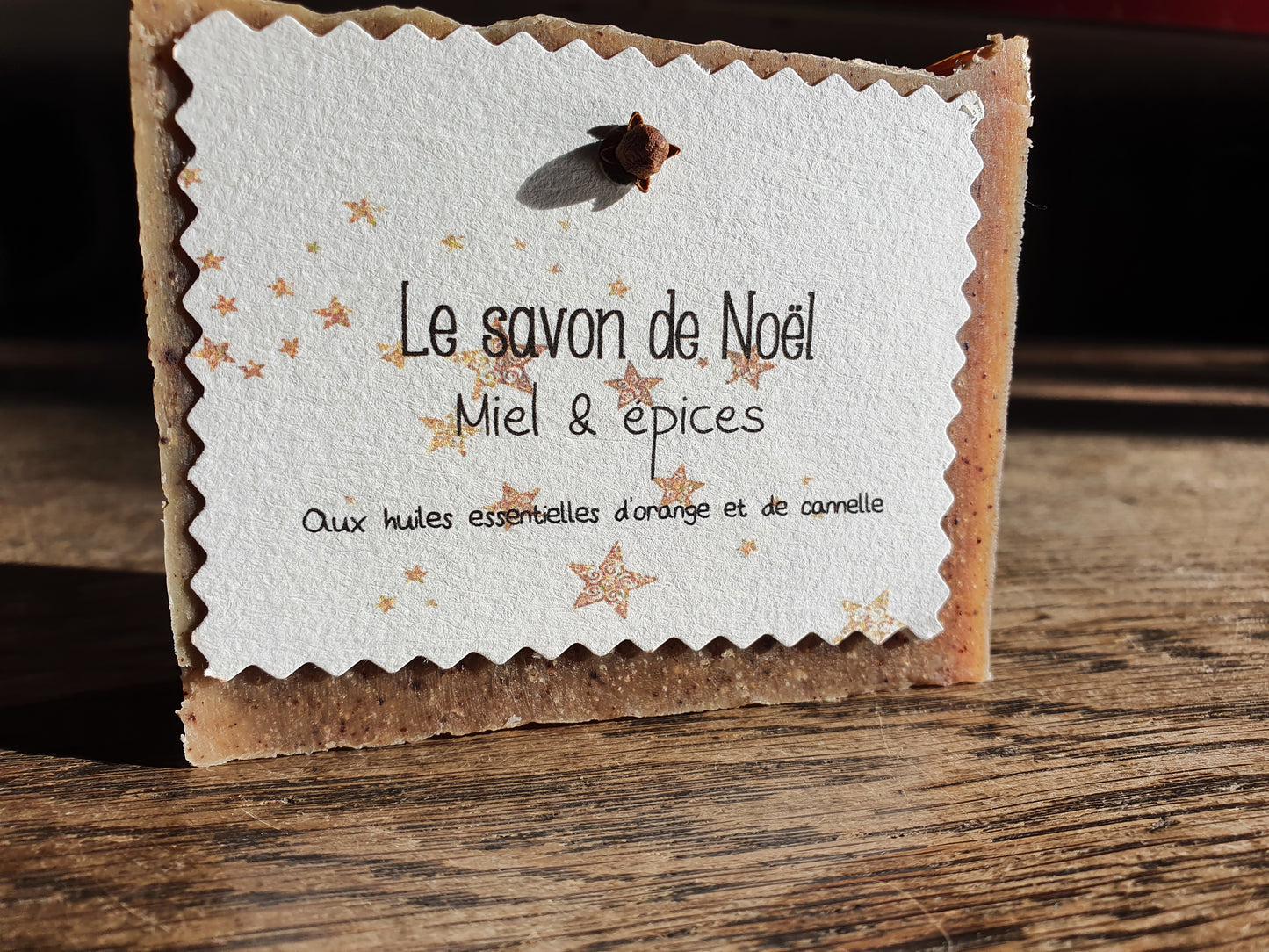 Le "Savon de Noël", savon artisanal saponifié à froid au miel, aux épices et aux huiles essentielles d'orange et de cannelle