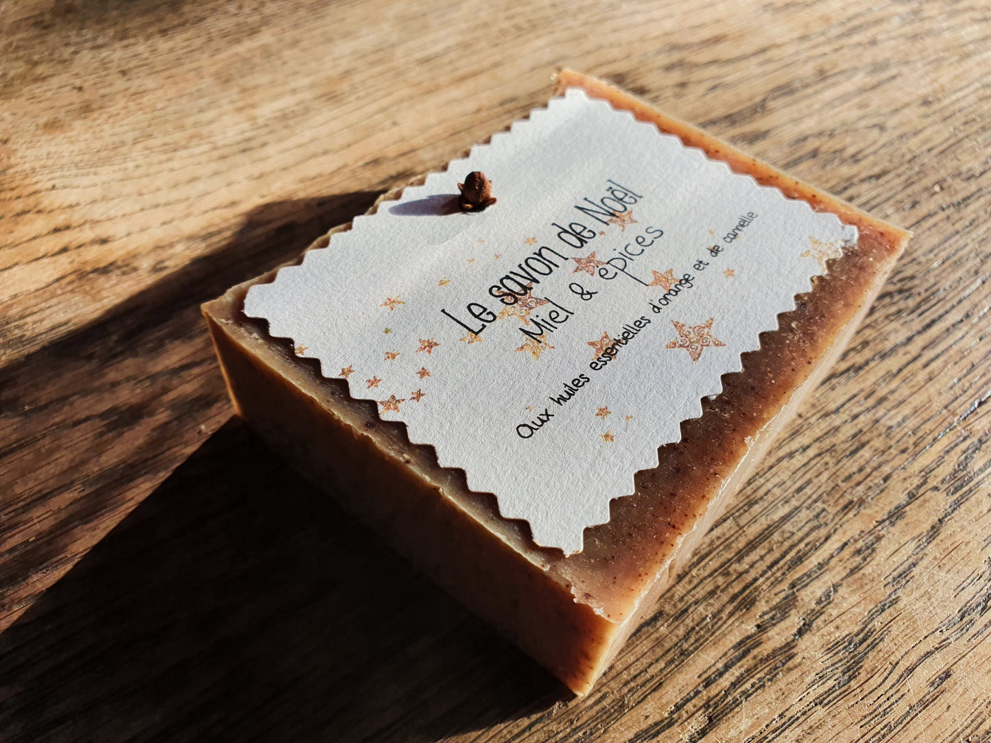 Le "Savon de Noël", savon artisanal saponifié à froid au miel, aux épices et aux huiles essentielles d'orange et de cannelle