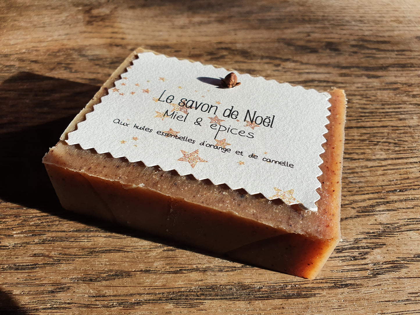 Le "Savon de Noël", savon artisanal saponifié à froid au miel, aux épices et aux huiles essentielles d'orange et de cannelle