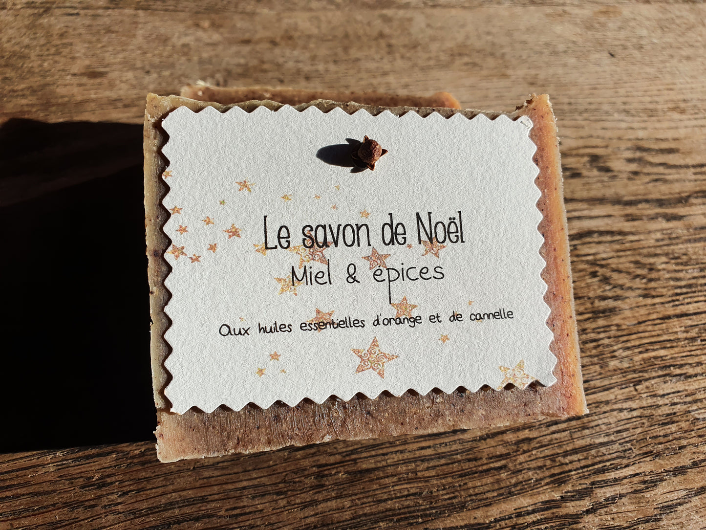 Le "Savon de Noël", savon artisanal saponifié à froid au miel, aux épices et aux huiles essentielles d'orange et de cannelle