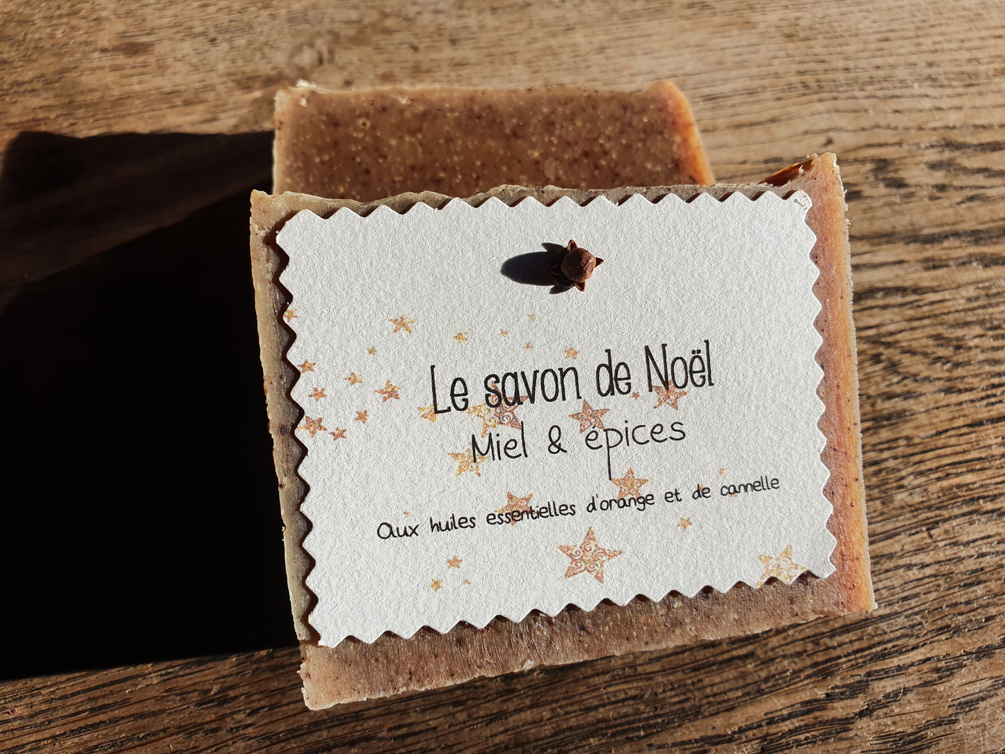 Le "Savon de Noël", savon artisanal saponifié à froid au miel, aux épices et aux huiles essentielles d'orange et de cannelle
