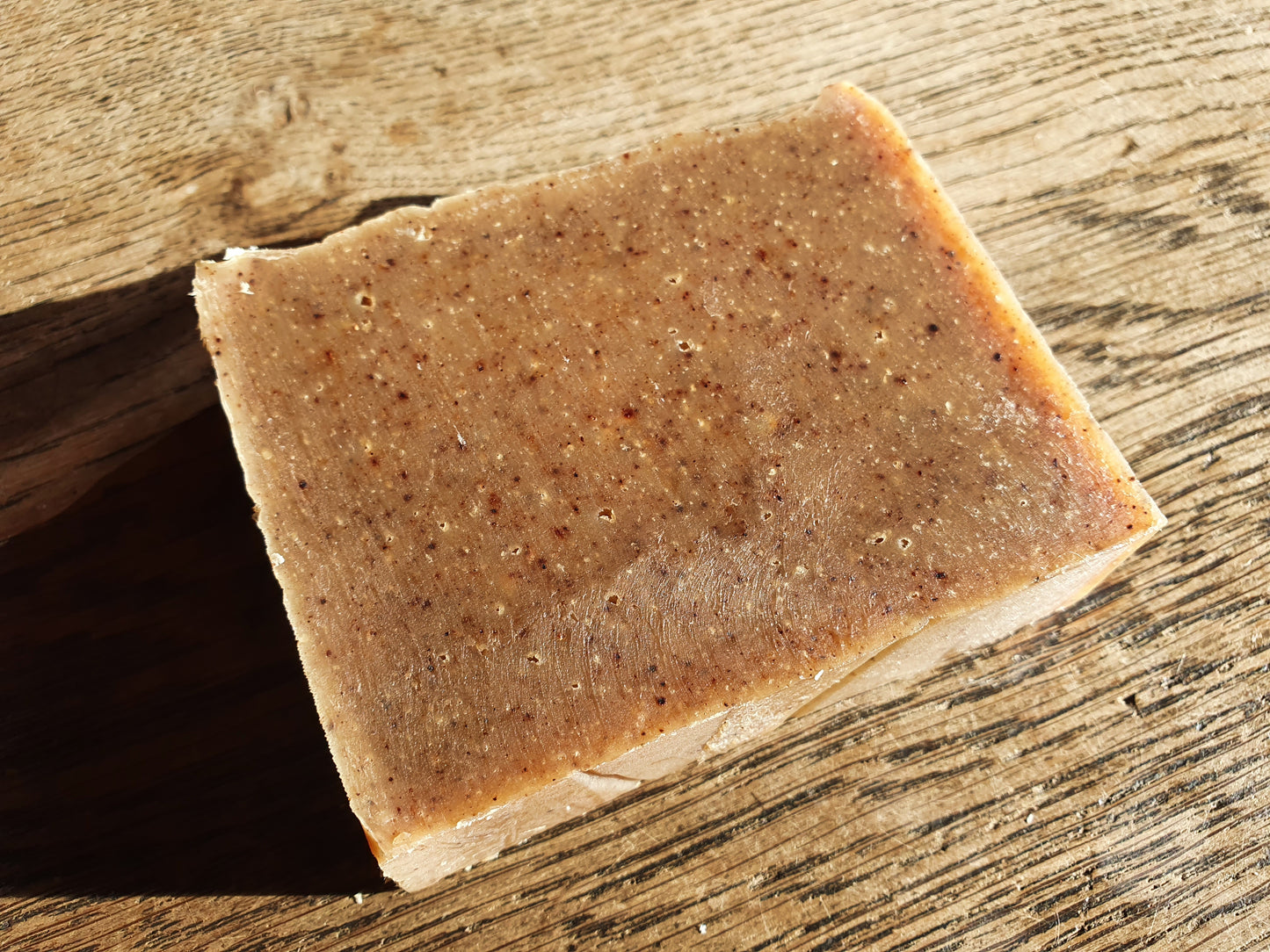 Le "Savon de Noël", savon artisanal saponifié à froid au miel, aux épices et aux huiles essentielles d'orange et de cannelle