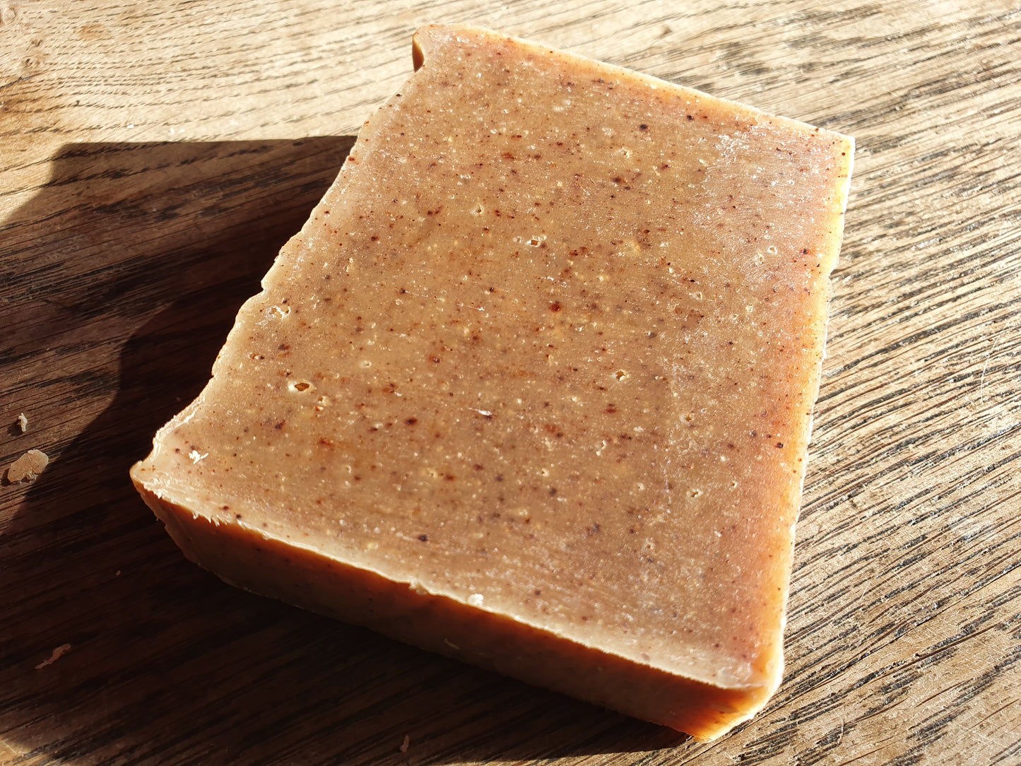 Le "Savon de Noël", savon artisanal saponifié à froid au miel, aux épices et aux huiles essentielles d'orange et de cannelle