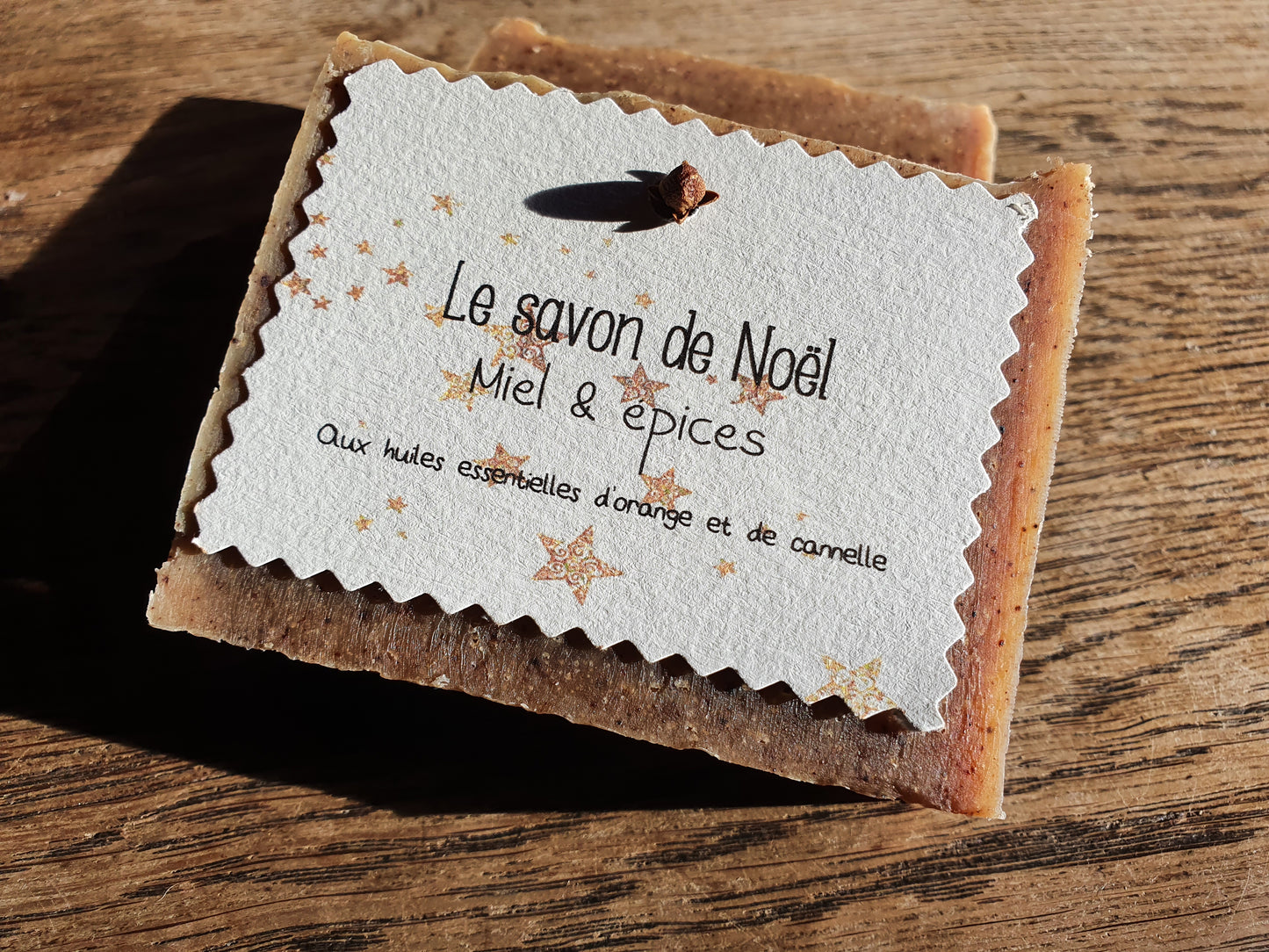 Le "Savon de Noël", savon artisanal saponifié à froid au miel, aux épices et aux huiles essentielles d'orange et de cannelle