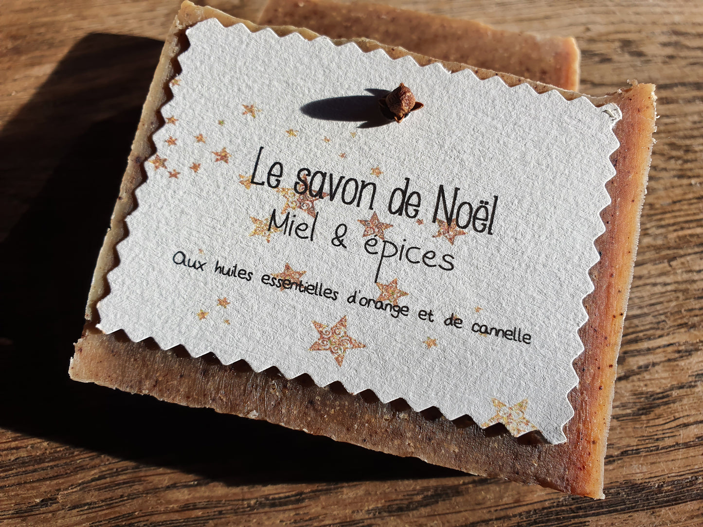 Le "Savon de Noël", savon artisanal saponifié à froid au miel, aux épices et aux huiles essentielles d'orange et de cannelle