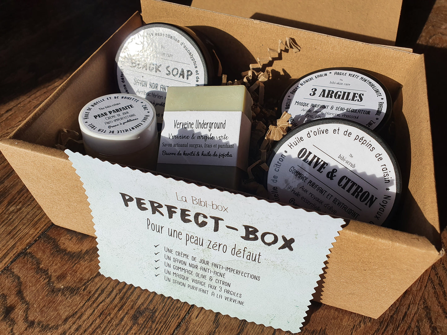 La "Perfect box", coffret ou boîte cadeau de soins complets anti acné et anti boutons pour une peau parfaite